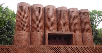 জানালাবিহীন দরগায় মুগ্ধ করে চাঁদের আলো