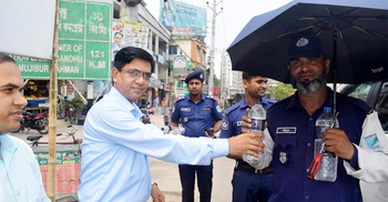 ট্রাফিক সদস্যদের স্যালাইন পান করালেন ফরিদপুরের ডিসি