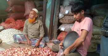দিনাজপুরে দেশি পেঁয়াজের কেজি ১৫০