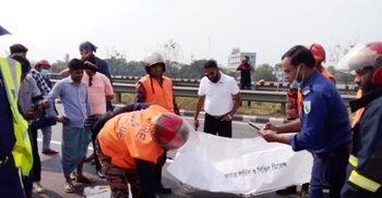এক্সপ্রেসওয়েতে মোটরসাইকেল দুর্ঘটনায় প্রাণ গেলো বাবা-মেয়ের