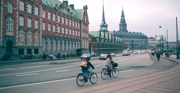 ভূমিকম্পের ঝুঁকি সবচেয়ে কম কোন দেশে?