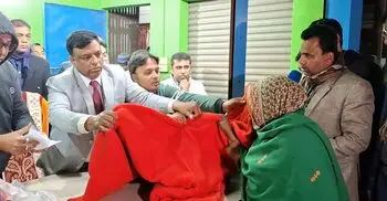 রাতে অসহায় শীতার্তদের পাশে জেলা প্রশাসক