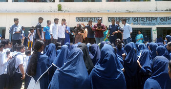 প্রধান শিক্ষকের অপসারণ দাবিতে ঢাকা-চট্টগ্রাম মহাসড়ক অবরোধ