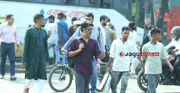 আপন রূপে ঢাকা, সকাল থেকেই সড়কে অফিসগামী মানুষের ভিড়