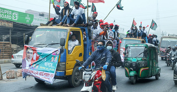 ট্রাক-বাস-মোটরসাইকেলে দলে দলে ছুটছেন নেতাকর্মীরা