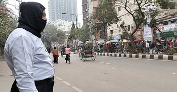 তীব্র শীতে ফাঁকা পুরান ঢাকা, বাড়ছে ঠান্ডাজনিত অসুস্থতা