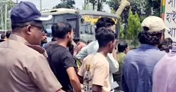 সাভারে থ্রি-হুইলারের বিরুদ্ধে অভিযান, পুলিশের ওপর হামলা