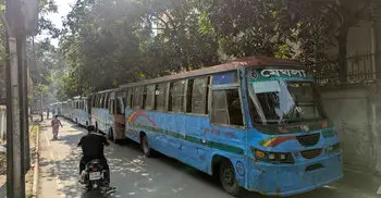 শিক্ষার্থীকে হেলপারের ধাক্কা, ১৩ বাস আটকালো ঢাকা কলেজ ছাত্ররা