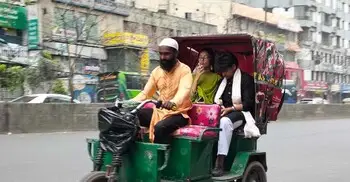 ঢাকার ফাঁকা সড়কে রিকশা-সিএনজির দাপট, ভাড়াও বেশি