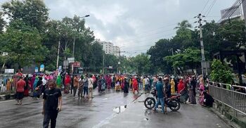 Workers block road at Tejgaon protesting against factory closure