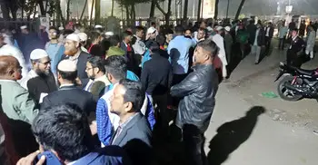 ওসমান হাদিকে শেষবারের মতো দেখতে ঢাবিতে উৎসুক জনতার ভিড়