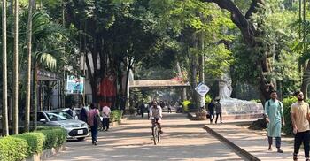 ঢাবিতে শিক্ষার্থীদের আনাগোনা কম, কিছু বিভাগে ক্লাস-পরীক্ষা বাতিল