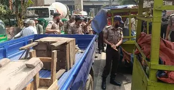 ঢাকায় ফুটপাত ও সড়ক দখলমুক্ত করতে পুলিশের অভিযান শুরু