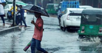 Rain submerges Dhaka streets, disrupts commuting
