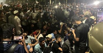 রাতেও ধানমন্ডি ৩২ নম্বরে বিক্ষোভ করছেন আন্দোলনকারীরা