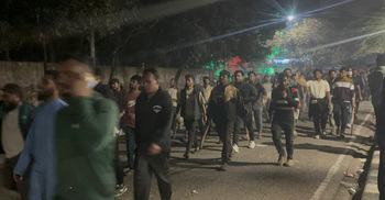 রড-শাবল নিয়ে ধানমন্ডি ৩২-এ বিক্ষুব্ধ ছাত্র-জনতার প্রবেশ