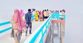 যমুনার পাড়ে উপচেপড়া ভিড়
