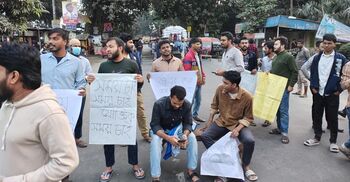 বিসিএস লিখিত পরীক্ষা পেছানোর দাবিতে দিনাজপুরে মহাসড়ক অবরোধ