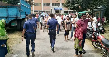 পাশের ঘরে ঘুমাতে বলায় স্ত্রীর বুকে শাবল ঢুকিয়ে দিলেন স্বামী