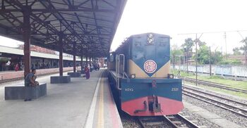 দিনাজপুরে স্বল্প দূরত্বে চলছে ট্রেন, স্টেশনে কড়া নিরাপত্তা