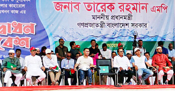 খাল খনন উদ্বোধনের পর কর্দমাক্ত অবস্থায় মঞ্চে উঠলেন প্রধানমন্ত্রী