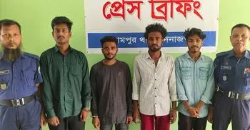 পুলিশ বক্সের সামনেই সোনা লুট, স্বেচ্ছাসেবক দলের নেতাসহ গ্রেফতার ৪