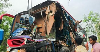 দিনাজপুরে দাঁড়িয়ে থাকা ট্রাকে স্লিপার বাসের ধাক্কা, নিহত ২