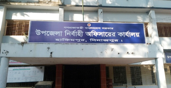 উপজেলা পরিষদে মুরগি আটকে মালিককে ধমকালেন ইউএনও