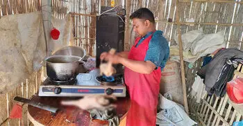 দিনাজপুরে ৫৫০ টাকা কেজি হাঁসের মাংস কিনতে ক্রেতাদের হিড়িক