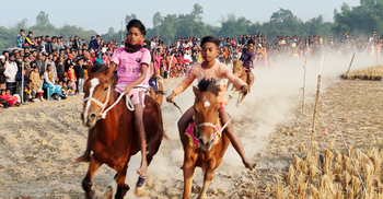 দিনাজপুরে ঘোড়দৌড় দেখতে মানুষের ঢল