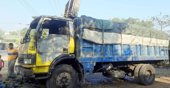 দিনাজপুরে ভুট্টাবোঝাই ট্রাকে আগুন