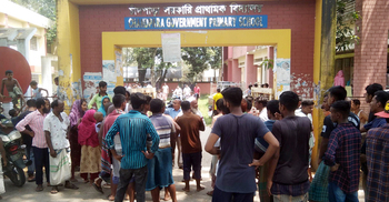 বিদ্যালয়ে প্রধান শিক্ষকের সঙ্গে পিয়নের ধস্তাধস্তি