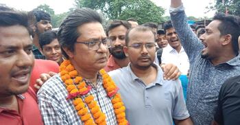 পদত্যাগে বাধ্য সেই অধ্যক্ষকে ফেরালেন সাধারণ শিক্ষার্থীরা