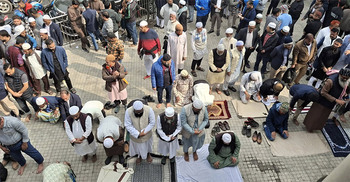 মেট্রোরেল স্টেশনের নিচে জোহরের নামাজ