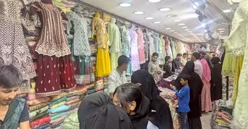 টেরিবাজারে জমজমাট কেনাবেচা, গভীর রাত পর্যন্ত ক্রেতাদের ভিড়