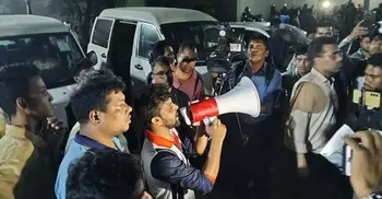 ঢাকা মেডিকেল থেকে ঢাবি শিক্ষার্থীদের সরে যেতে মাইকিং