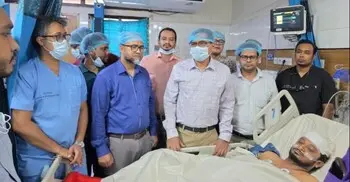 হাসপাতালে হামলার শিকার সেই চিকিৎসককে দেখতে ঢামেকে মনোয়ারুল কাদির বিটু
