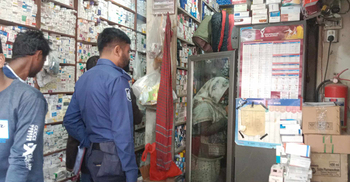 হিলিতে মেয়াদোত্তীর্ণ ওষুধ বিক্রি, ৩ ব্যবসায়ীর দণ্ড