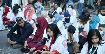 Trainee doctors block Shahbagh, demand stipend increase