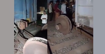 ঈশ্বরদীতে দুই ট্রেনের মুখোমুখি সংঘর্ষ, ঢাকা-খুলনা রেল চলাচল বন্ধ