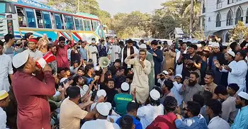 ওসমান হাদির হত্যার প্রতিবাদে সড়ক অবরোধ ও ডিসির বাসভবন ঘেরাও