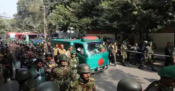 পতাকায় মোড়ানো গাড়িতে মানিক মিয়া অ্যাভিনিউয়ের পথে  খালেদা জিয়ার মরদেহ