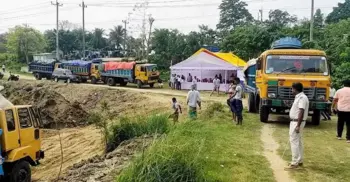 কুমিল্লায় আমদানি নিষিদ্ধ ৬ ট্রাক পণ্য-মোবাইল সেট ধ্বংস