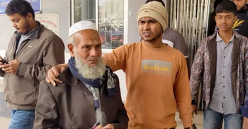 ব্যাংক থেকে বের হতেই লাখ টাকা ছিনতাই, অঝোরে কাঁদছেন বৃদ্ধ