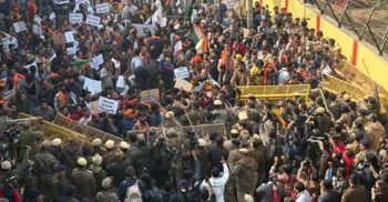 দিল্লিতে বাংলাদেশ হাইকমিশনের সামনে সংঘর্ষ, ২ ব্যারিকেড ভাঙলো বিক্ষোভকারীরা