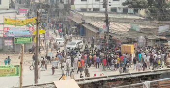 Battery-run rickshaw drivers block Mohammadpur roads again