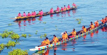 কাপ্তাই হ্রদে মুগ্ধতা ছড়ালো নারী-পুরুষের নৌকাবাইচ