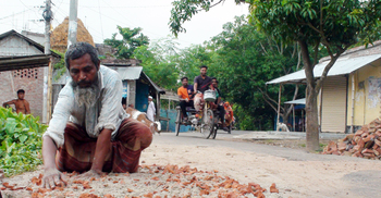 তিনবেলা খাবার জোটে না, ঋণ নিয়ে ভাঙা সড়ক মেরামত করেন আলী
