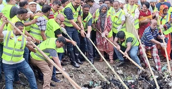 রাজধানীর প্যারিস খাল পরিষ্কার করলেন বিএনপি নেতাকর্মীরা
