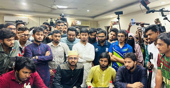 ৩ দফা দাবিতে ঢাবির রেজিস্ট্রার ভবন ঘেরাও